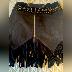 UNDERSTATED  Born in Austin Texas. Waist Measures 30 inches.  Size LG .